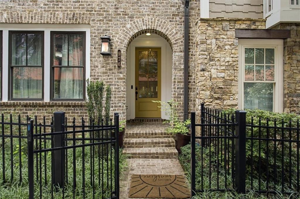 976 Memorial Walk SE