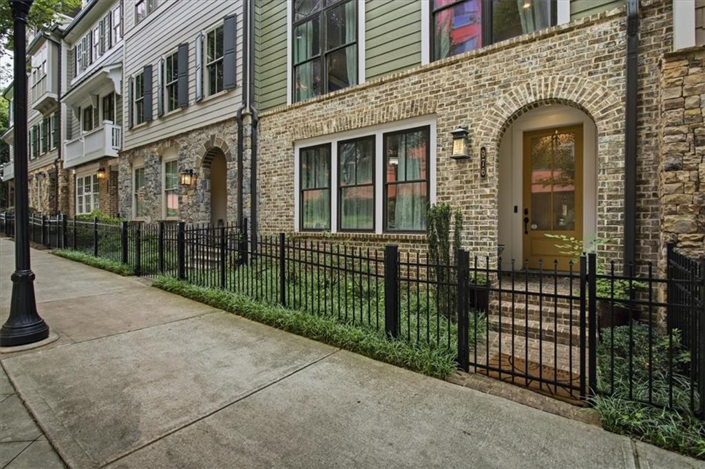 976 Memorial Walk SE