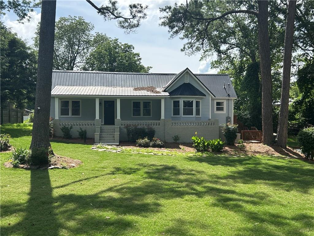 1930's charm with a full modern remodel!
3 Bedrooms/2 Full Bathrooms Bungalow on Finished Basement.