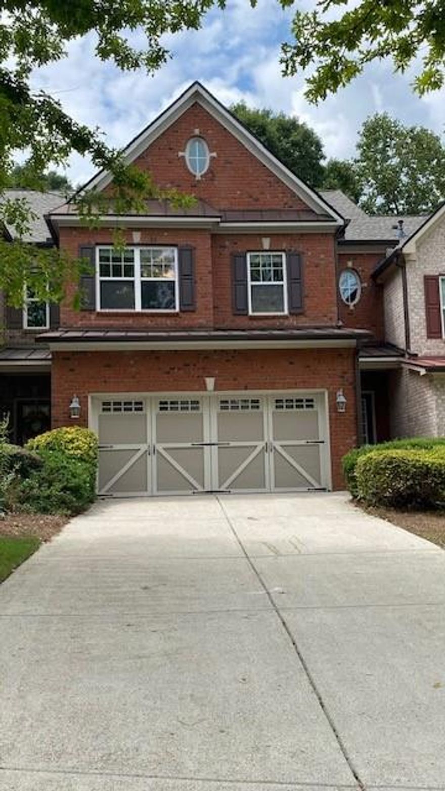 Fabulous townhouse in South Forsyth with Alpharetta address offers 3 bedrooms, 2.5 baths in swimming/tennis community, all within the top-rated Forsyth County school district. The expansive master suite provides a luxurious retreat, the gourmet kitchen with cherry oak cabinets and a breakfast bar, opens to the family room. Private backyard. Easy access to Avalon, Big Creek Greenway, Lake Windward, and Hwy 400. Plus, you’re just 5 minutes away from the popular Halcyon development, where shopping, dining, and much more!