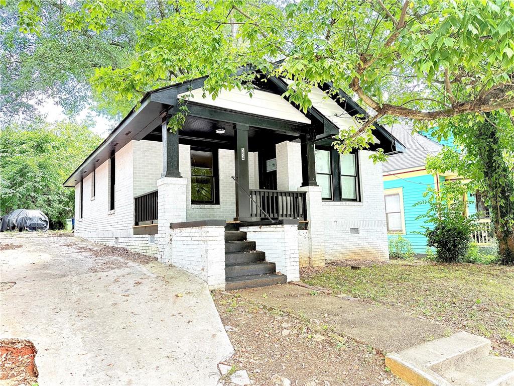 This move-in-ready property features modern updates throughout, including a sleek kitchen, upgraded bath, and fresh finishes. Enjoy a spacious backyard and prime location just minutes from downtown, shopping, dining, and parks.