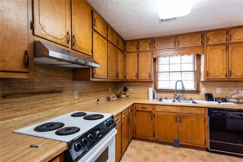 Ellenwood, Georgia 30294, United States, 3 Bedrooms Bedrooms, ,2 BathroomsBathrooms,Residential,Pending,122868