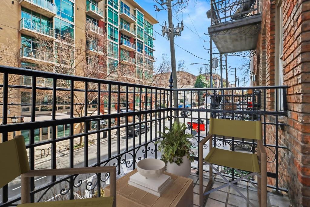 908 Juniper Street NE 206