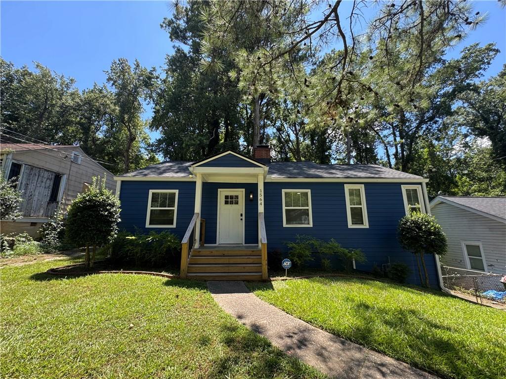 For Rent – Fully Renovated 3BR Home Near Westside BeltLine!
Atlanta, GA | 3 Beds | 1.5 Baths | Big Backyard | Contact for Rent Details
Looking for a modern, move-in-ready rental in a great location? This beautifully renovated 3-bedroom, 1.5-bathroom ranch is just minutes from the new Westside BeltLine, and packed with upgrades:
Features:
Brand-new central AC
Updated kitchen w/granite countertops, white shaker cabinets, & stainless steel appliances
New refrigerator and dishwasher
Beautiful hardwood floors throughout
Spacious bonus room – great for office or playroom
New deck overlooking a large, private backyard
Separate patio space for outdoor entertaining
New windows and updated HVAC system
Close to shops, dining, parks, and BeltLine trails.
Available now – message today to schedule a tour!