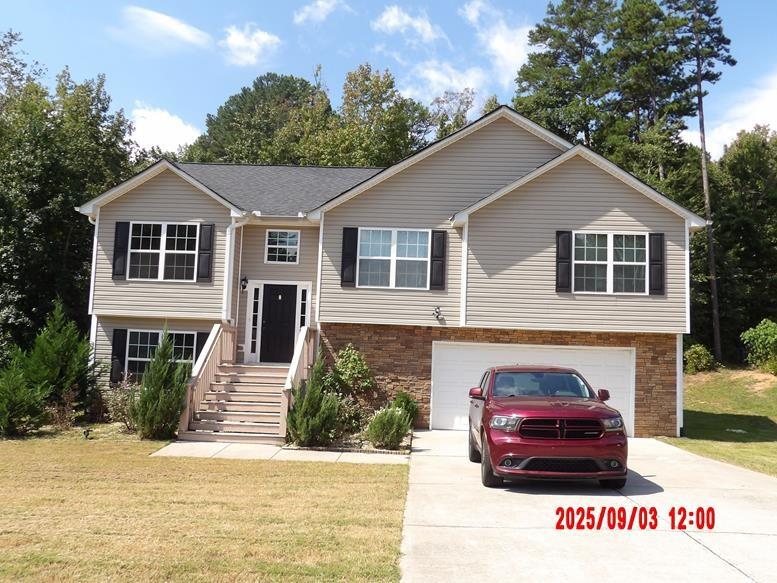 Great 5 bedroom 3 bathroom house ready for you. Featuring 3 bedrooms and 2 bathrooms upstairs and 2 bedrooms, 1 bath down it has a versatile floor plan. With a great kitchen featuring stainless appliances and an oversized lot, this one is sure to please.