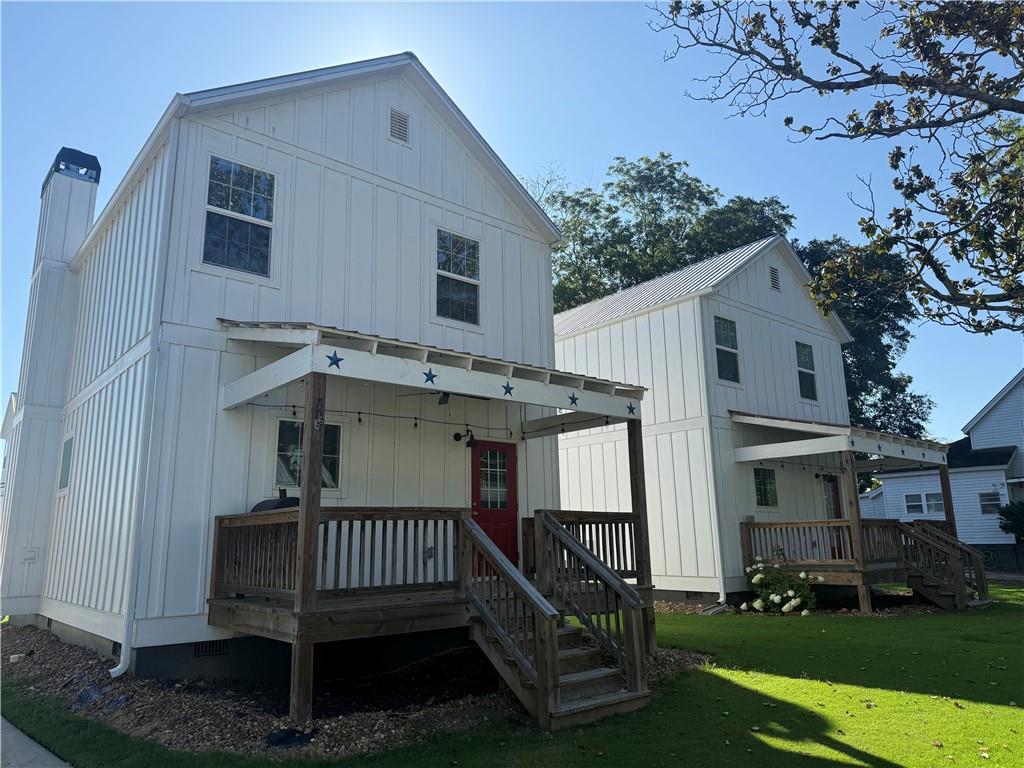 2 Bedroom, 2.5 Bathroom home in a community conveniently located in the heart of Gainesville. Close to schools, grocery, restaurants, NE Ga Medical Center and Francis Meadows Aquatics Center. Rent includes water, trash & landscaping.