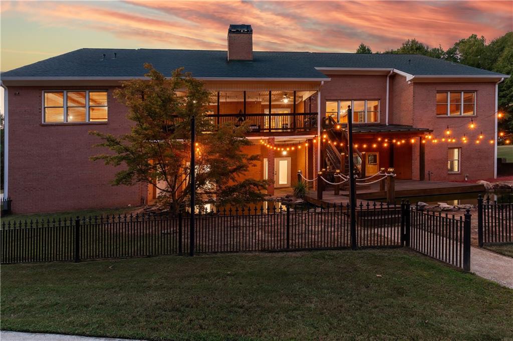 221 Valley Way