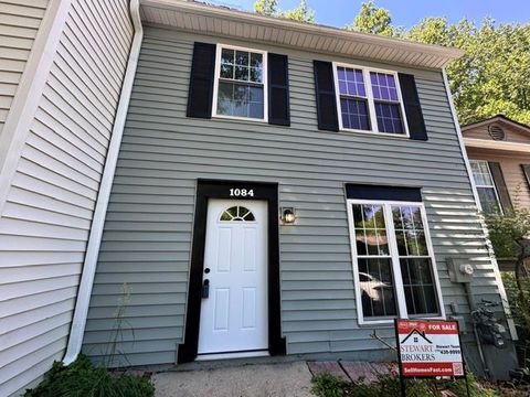 Townhouse For Sale - 1084 Huntington Trace<br/> Smyrna, GA 30082