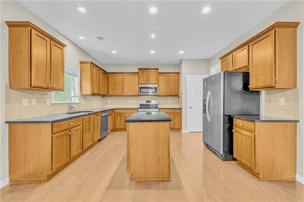 Atlanta, Georgia 30331, United States, 7 Bedrooms Bedrooms, ,5 BathroomsBathrooms,Residential,Active,36245