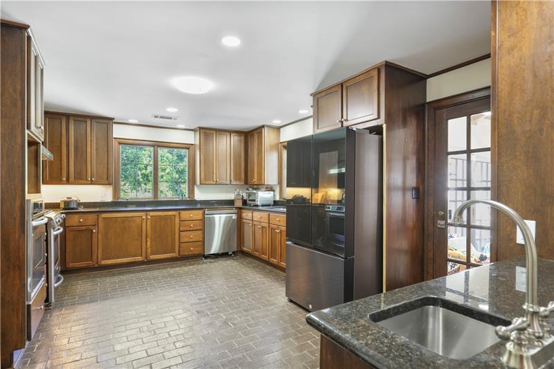 1011 W Paces Ferry Road, Atlanta, Georgia image 11