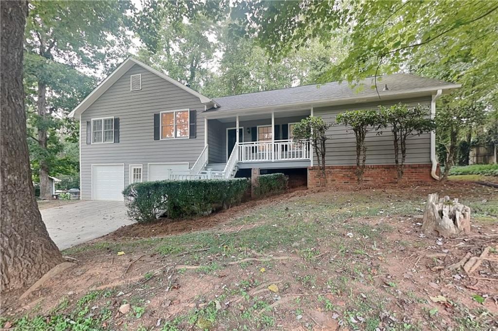 Charming 3 bed, 2 bath, 1,500 sqft home in Woodstock! Open kitchen concept with updated counters and a spacious living room. Primary suite with attached bathroom. Spacious backyard, great for gatherings! Pets accepted on a case by case basis. Additional admin fees apply. The Fireplace is decorative. Schedule your showing today! This home is as-is.
LEASE TERM:1 year
This home may be located within a Homeowners Association (HOA) community. If so, residents will be responsible for adhering to all HOA rules and regulations. Please contact your agent or landlord's agent for more information.
