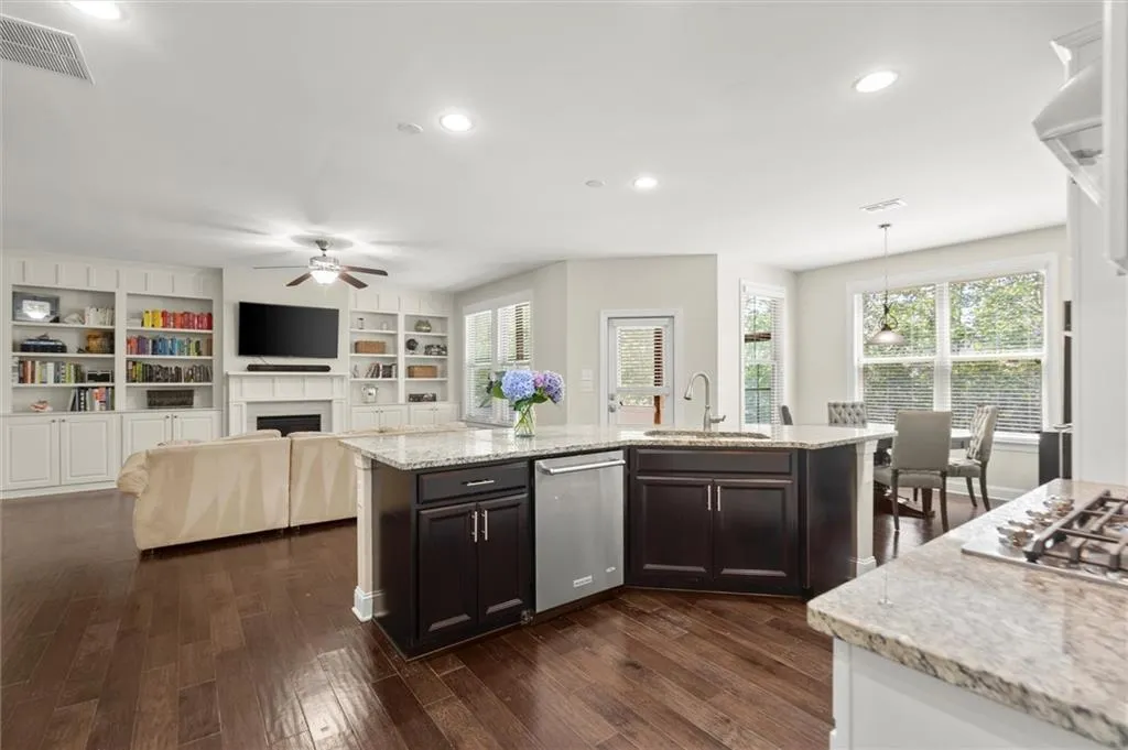 Sugar Hill, Georgia 30518, United States, 6 Bedrooms Bedrooms, ,5 BathroomsBathrooms,Residential,Active,162612