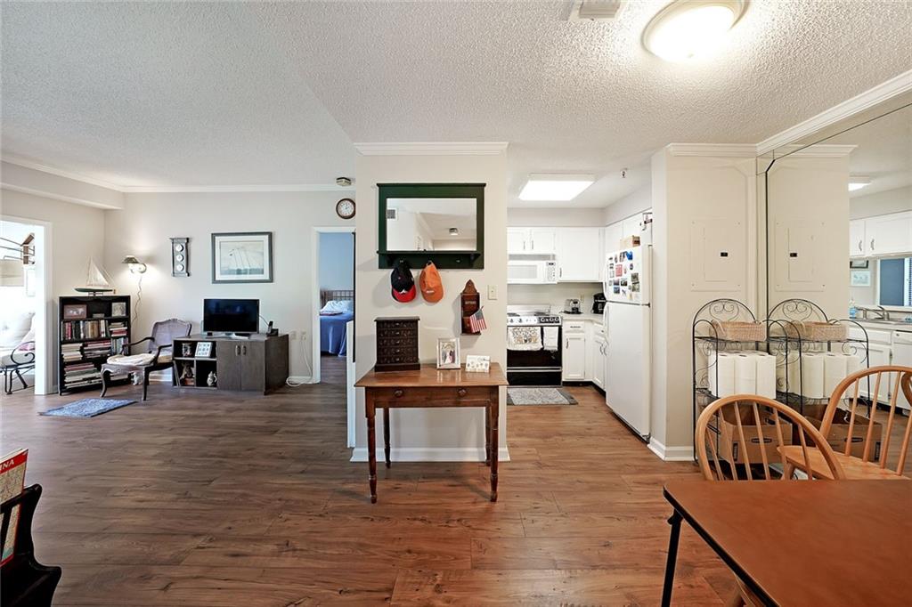 1800 Clairmont Lake 427