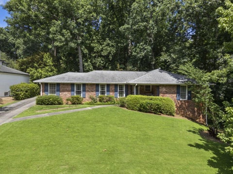 Homes For Sale - 4870 Lansbury Drive<br/> Sandy Springs, GA 30342