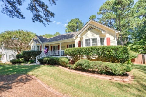 Homes For Sale - 425 Kings Walk<br/> Douglasville, GA 30134