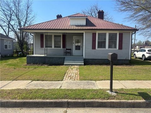 Homes For Sale - 201 Snyder Avenue Ave<br/> Elbert County, Elberton, GA 30635