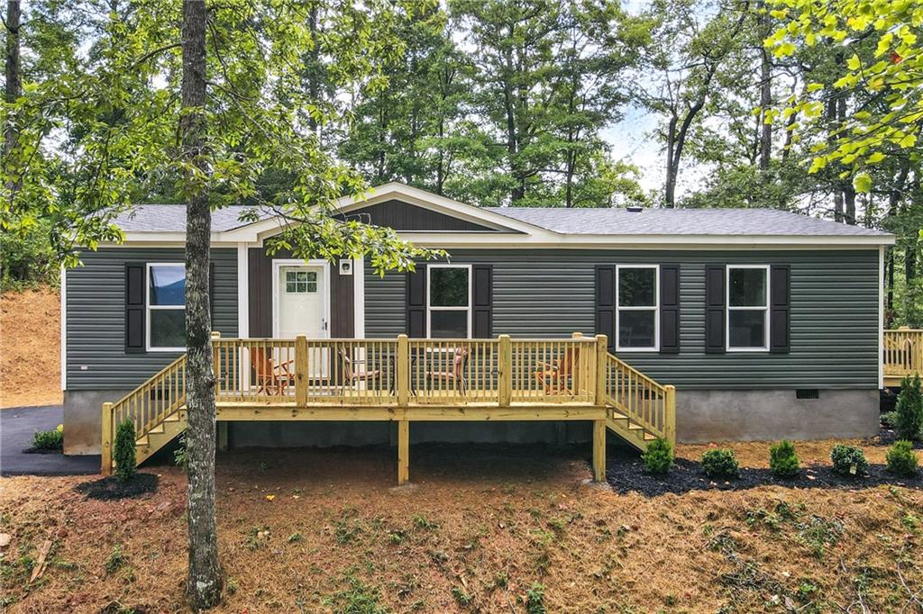 Affordable luxury mountain retreat on a spacious and secluded 1.3-acre lot with stunning year-round views. See Brasstown Bald and Lake Chatuge from your large front deck. This brand new Fleetwood Bella features 3 bedrooms, 2 bathrooms, and a large open floor plan. Enjoy a chef-style kitchen with panoramic windows, flooding the space with natural light. Peaceful, quiet, and move-in ready—perfect for full-time living or a weekend getaway. Use Bearmeat from US 76 to access, not online software mapping friendly.