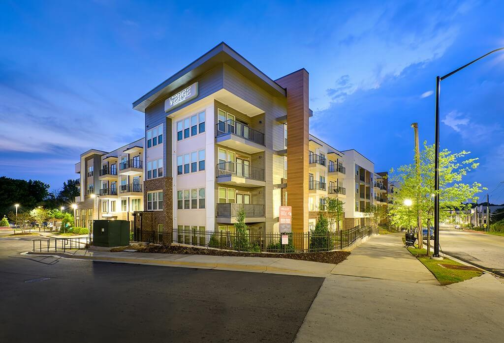 Up to 2 months free - limited time only. Restrictions apply. Confirm beforehand! Call for updated pricing, specials and availability beforehand. Multiple floor plans available. Days on Market accrued is not specific to this current plan listed. Mention The Apartment Brothers. VIBRANT APARTMENTS IN ATLANTA
On the Southside Trail of the BeltLine, Verge’s studio, 1, and 2 bedroom apartments for rent in South Atlanta, GA put you at the epicenter of Atlanta with easy access to the hippest entertainment, nightlife, and restaurants. Step outside your front door onto the BeltLine for miles of lush trails perfect for walking, jogging, and biking, and enjoy the convenience of the 1-75/85 connector with easy access to downtown and the airport just a half mile away.
Inside, Verge is a happening community with unparalleled amenities, downtown views, creative spaces, and luxe touches at every turn. Designed to embrace the neighborhood’s new vibrance, Verge Apartments in Atlanta pops in all the right places. Schedule a tour to visit our modern apartments in Atlanta, GA.