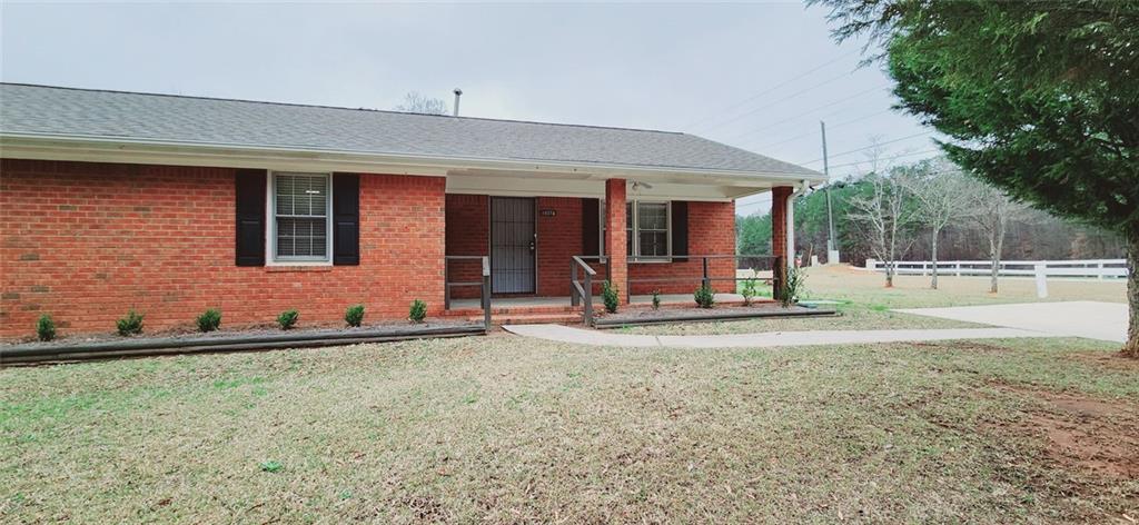 You have to see this 2 bedroom, 1 bath duplex apartment. Located in Covington right off of I-20. With fresh paint and LVP flooring this is a must-see. Water services are included in the rent. Washer and dryer connections are available.
Don’t let this opportunity pass. Schedule a showing today!