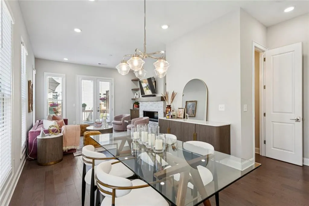 Sandy Springs, Georgia 30342, United States, 2 Bedrooms Bedrooms, ,3 BathroomsBathrooms,Residential,Active,254592