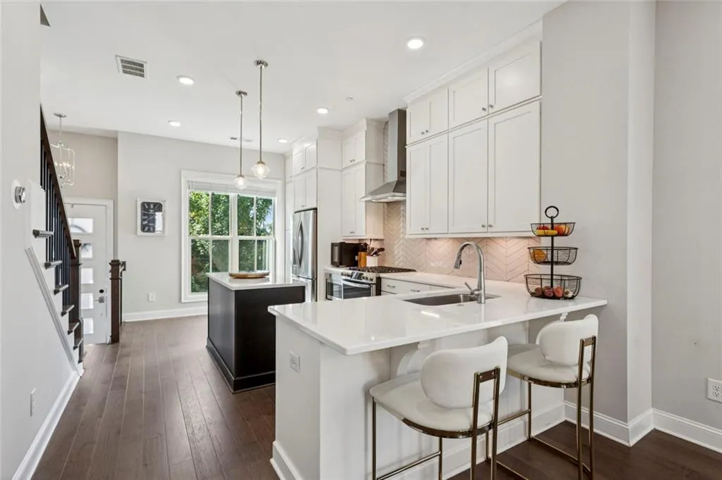 Sandy Springs, Georgia 30342, United States, 2 Bedrooms Bedrooms, ,3 BathroomsBathrooms,Residential,Active,254592