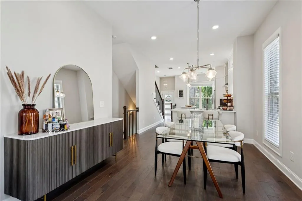 Sandy Springs, Georgia 30342, United States, 2 Bedrooms Bedrooms, ,3 BathroomsBathrooms,Residential,Active,254592