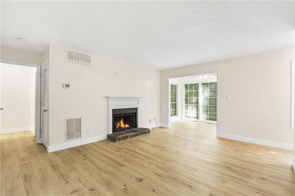 906 Country Park Drive SE