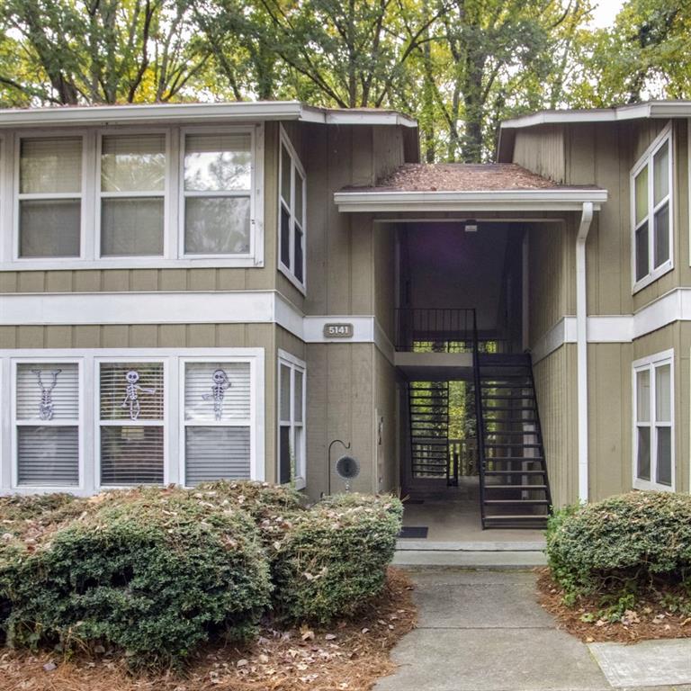 Perfect ITP Sandy Springs location! This 2 bedroom, 1 bath overlooks rolling tree filled land offering a serene escape to city living while being close to Sandy Springs City center, Chastain Park, Buckhead, the Prado shops and more at the Perimeter. This wooded community features a gorgeous community pool, dog park, and tennis court! Don't miss this listing!