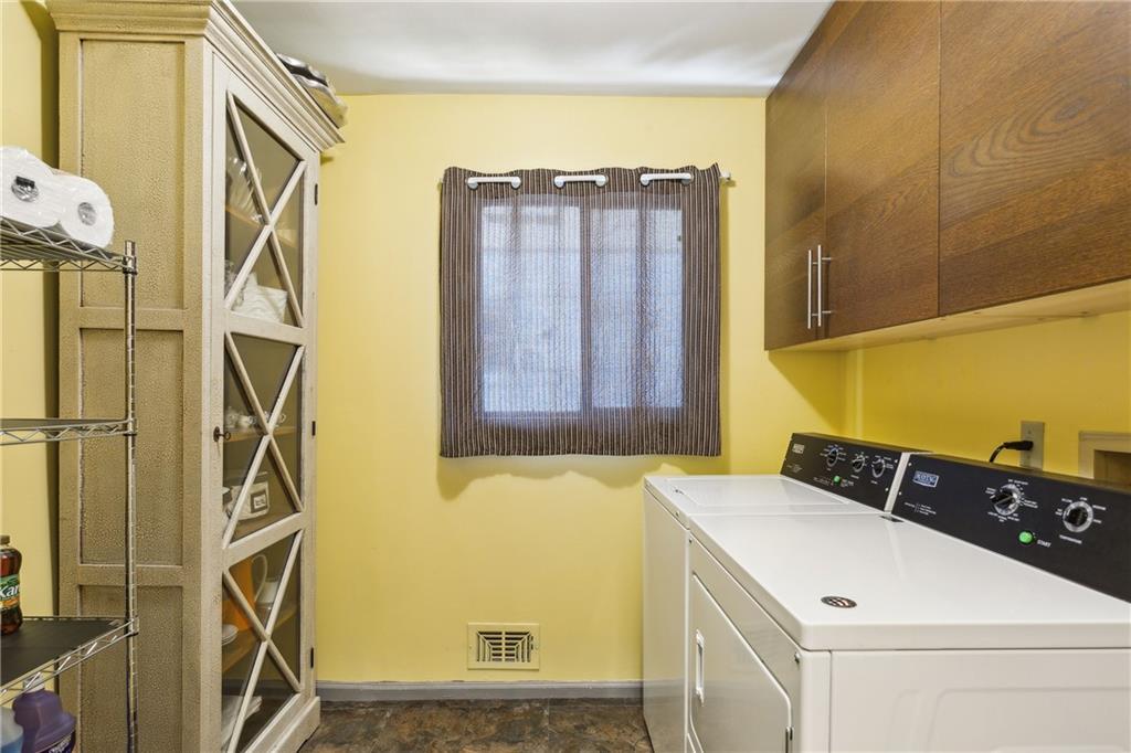 240 W Spalding Drive, Sandy Springs, Georgia image 23