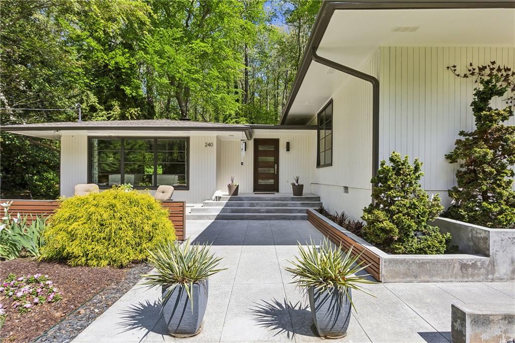 240 W Spalding Drive, Sandy Springs, Georgia image 2