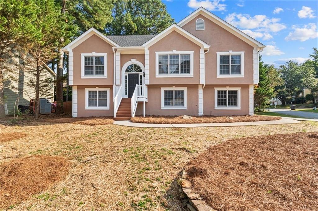New listing in Acworth, Georgia! This fabulous split-level home is situated on a great corner lot. It features a finished basement, a nice deck, and a patio, all set in a fenced yard. The home is conveniently located near shopping, restaurants, and I-75, making it an excellent investment opportunity for first-time homebuyers. Don't miss out!