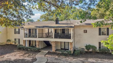 Photo of 1150 Collier Road NW #F15, Atlanta, GA 30318 (MLS # 7669344)