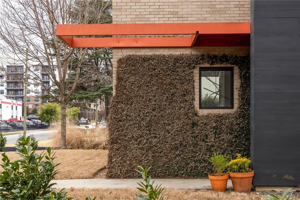 422 Glen Iris Drive NE