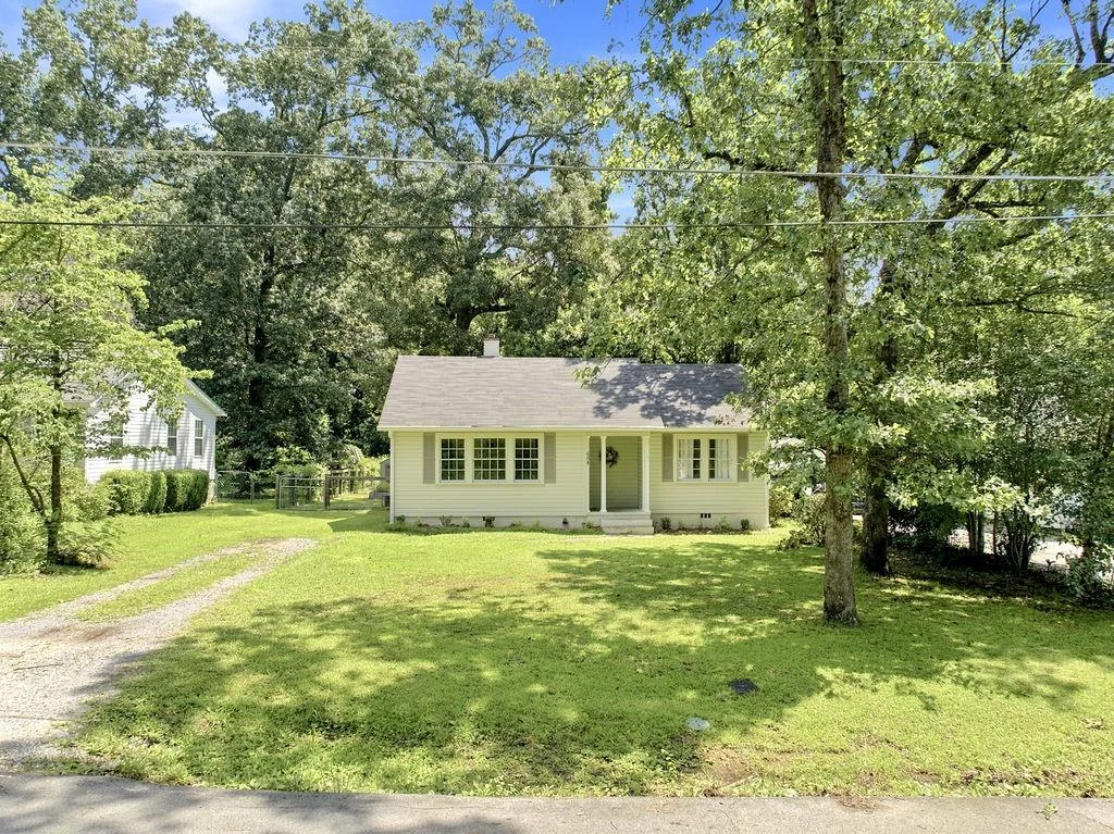 608 Briarwood Circle Cir