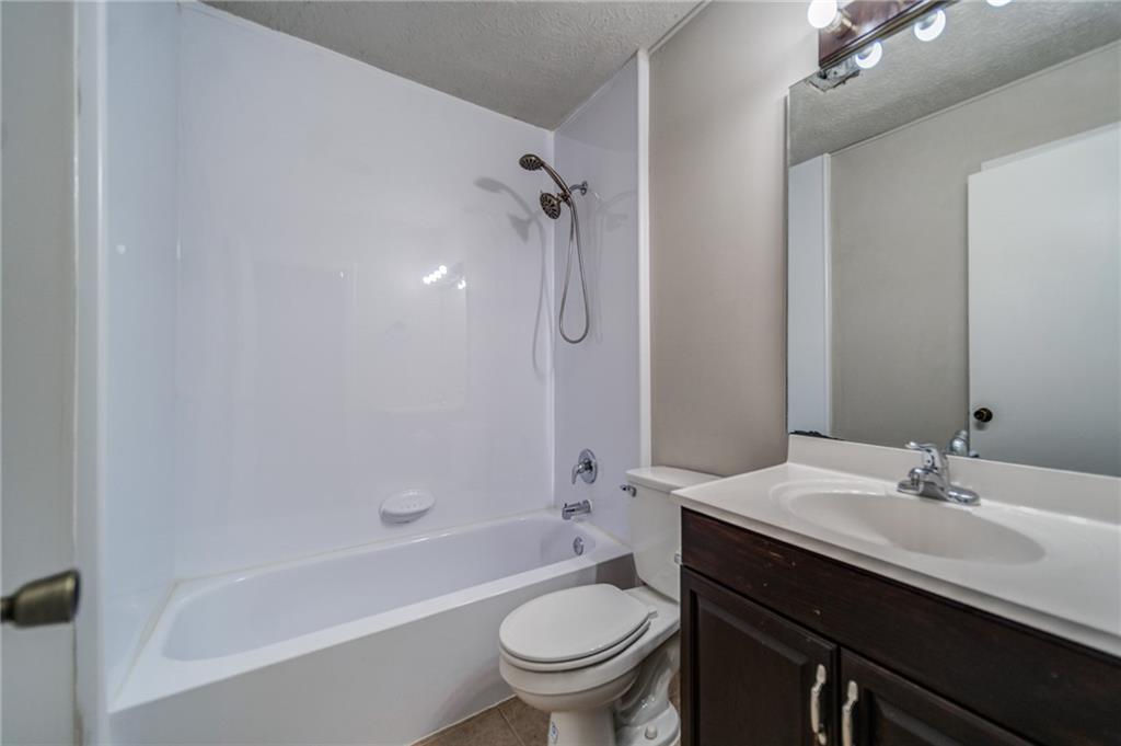 COUNTRY PLACE - Residential Lease