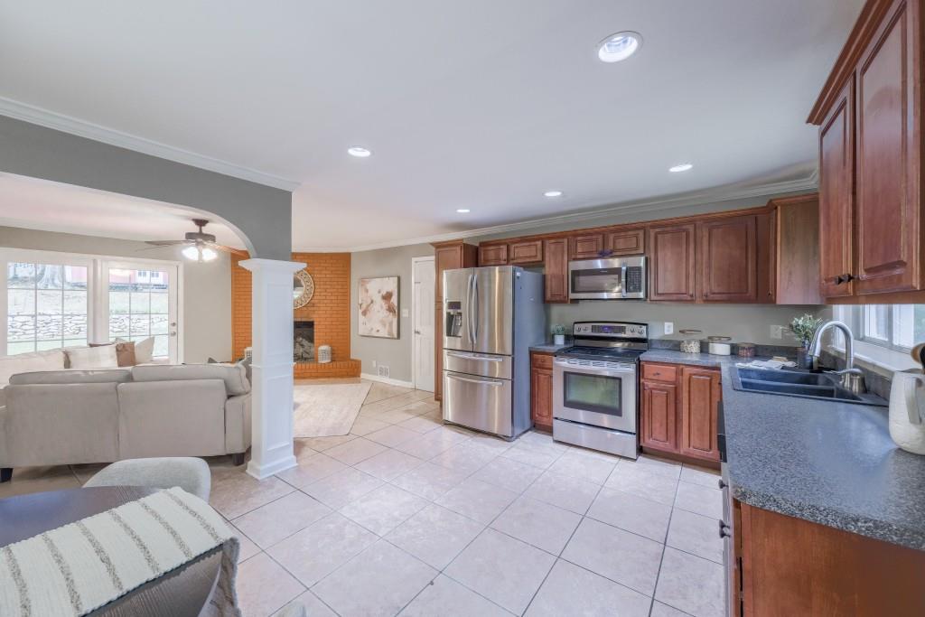 2279 Parkview Circle, College Park, Georgia image 12
