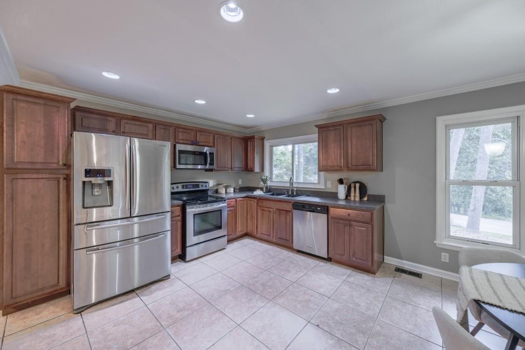 2279 Parkview Circle, College Park, Georgia image 14