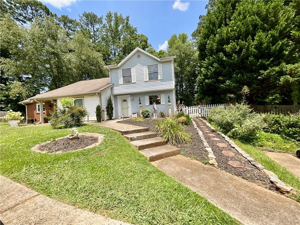 Move-In Special: 1/2 Off First Month's Rent! LEnjoy the best of Downtown Alpharetta living in a well-kept townhome just a short stroll to Avalon, local restaurants, and boutique shopping. This home combines comfort, privacy, and a fantastic location—perfect for anyone wanting walkability without paying luxury-new-build prices.
Why You’ll Love It:
Spacious Living Area – A bright, open layout that’s easy to make your own.
Private Fenced Backyard – Great for relaxing outdoors, gardening, or simply unwinding in your own space.
Energy Savings – Updated windows help with insulation and keep utility costs down.
Two Comfortable Suites – Each bedroom has its own private bath, making it ideal for roommates or guests.