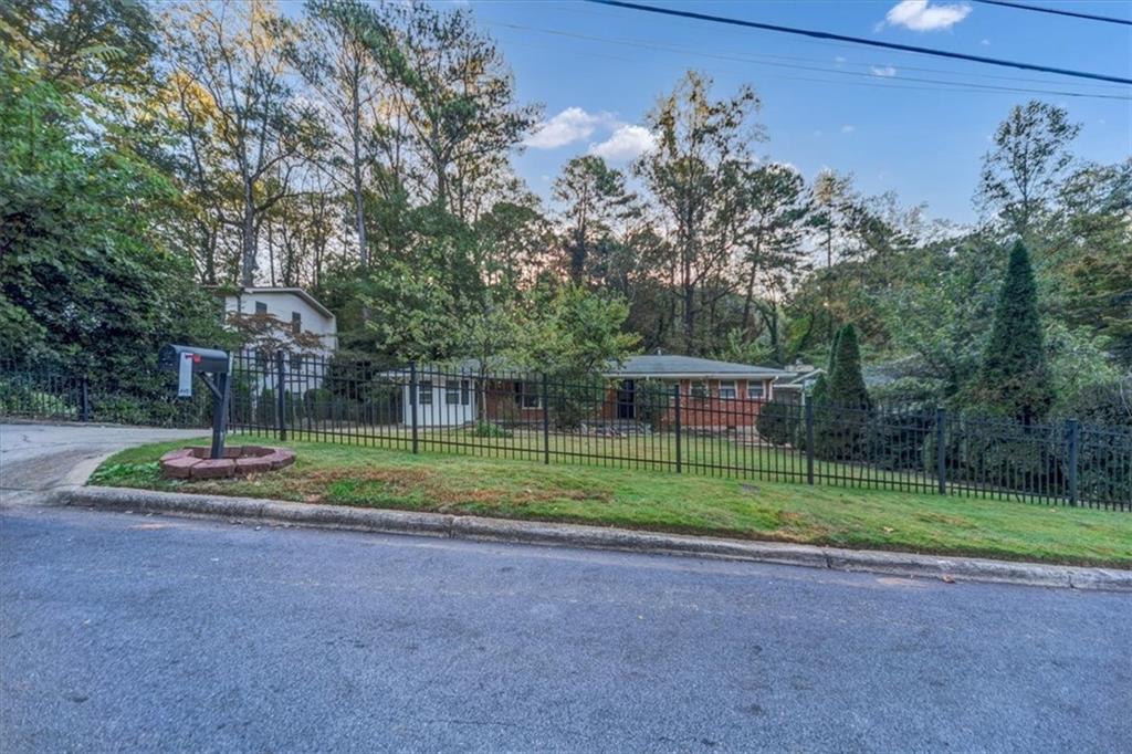 2473 Woodacres Road NE