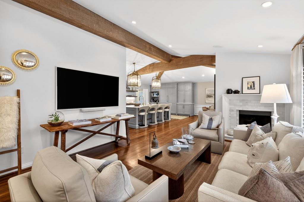 964 Buckingham Circle NW