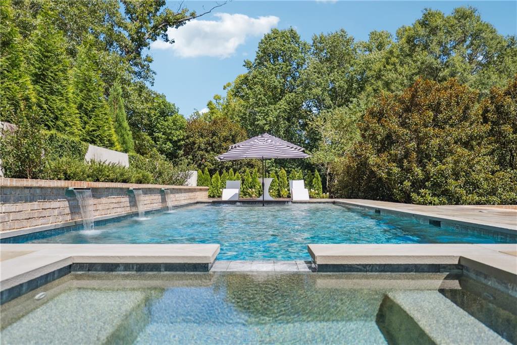 900 Crabapple Hill