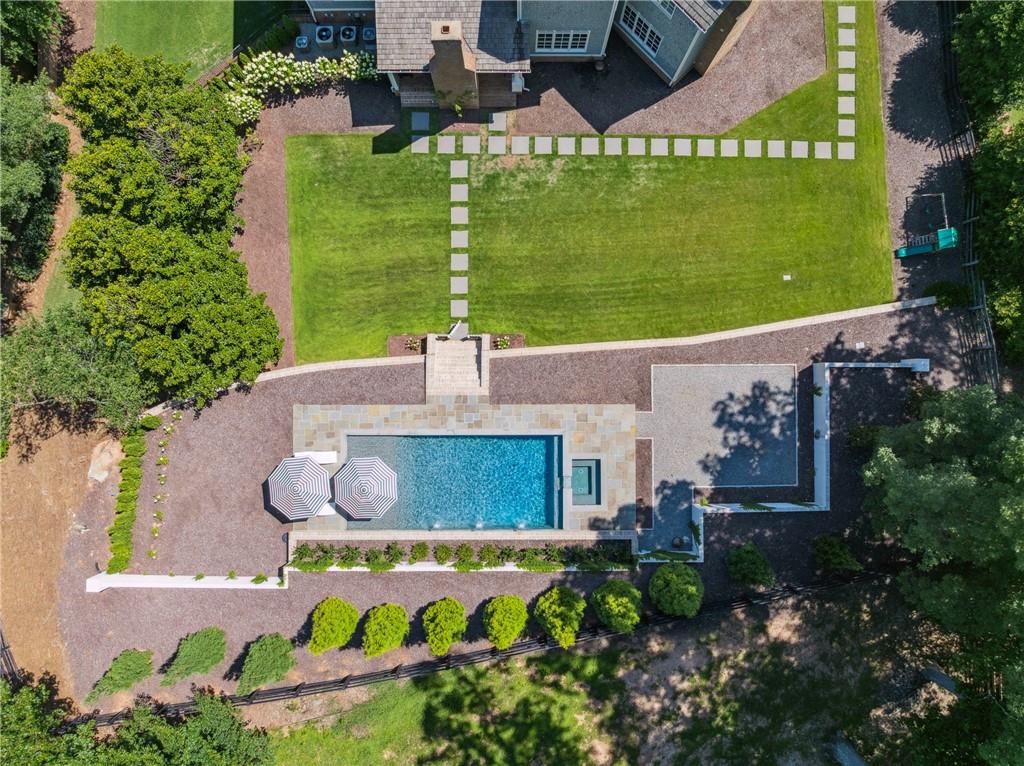 900 Crabapple Hill