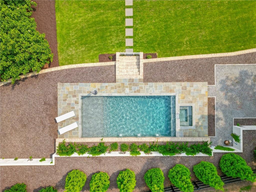 900 Crabapple Hill