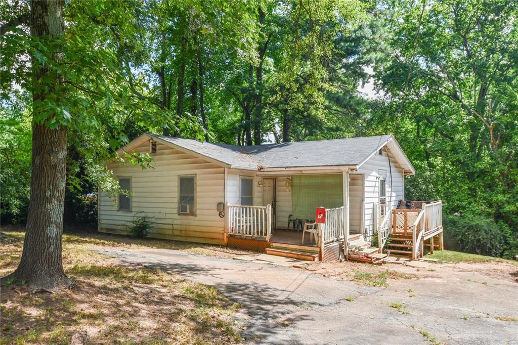 Exceptional Investment Opportunity in Gainesville! This 3-bedroom, 1-bath rental home sits on a generous 1.6-acre double lot. Whether you're looking to expand your rental portfolio, build a second home, or hold for future development, this property delivers strong long-term value. Located in a convenient yet quiet area, opportunities like this are rare-don't miss out!