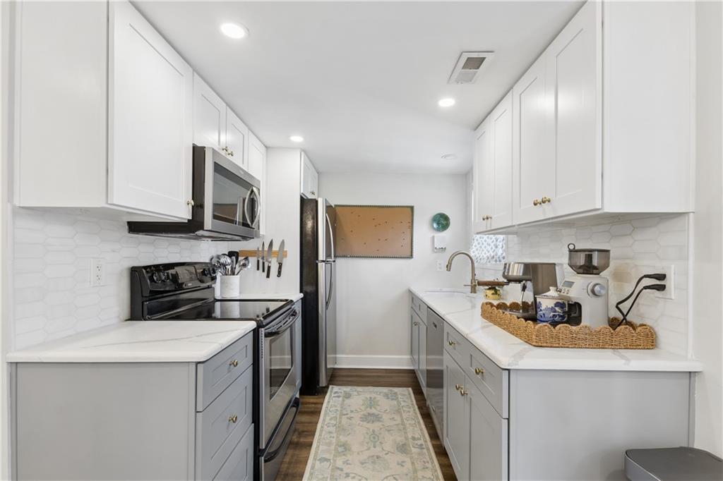 6900 Roswell Road F1
