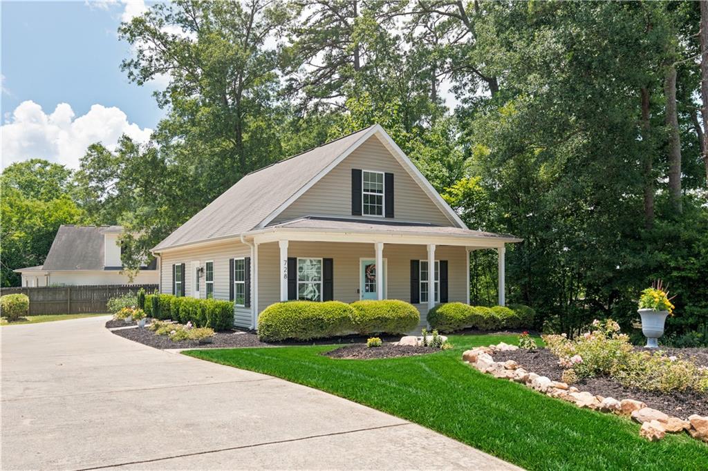 728 Skyview Drive NE
