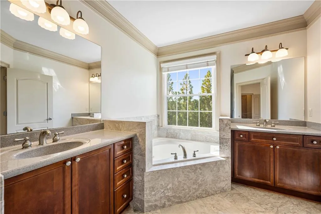 Atlanta, Georgia 30328, United States, 3 Bedrooms Bedrooms, ,4 BathroomsBathrooms,Residential,Active,90921