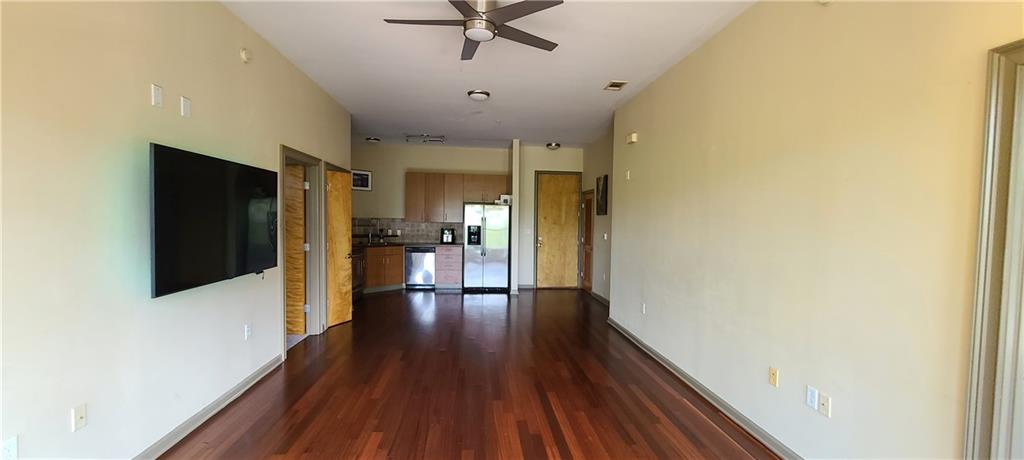 898 Oak Street 1127