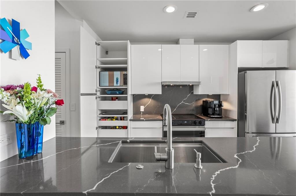 943 Peachtree Street NE 1414