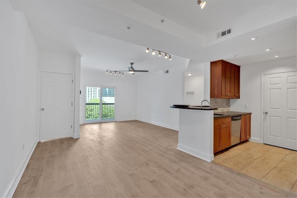 1075 Peachtree Walk #A421, Atlanta, Georgia image 1